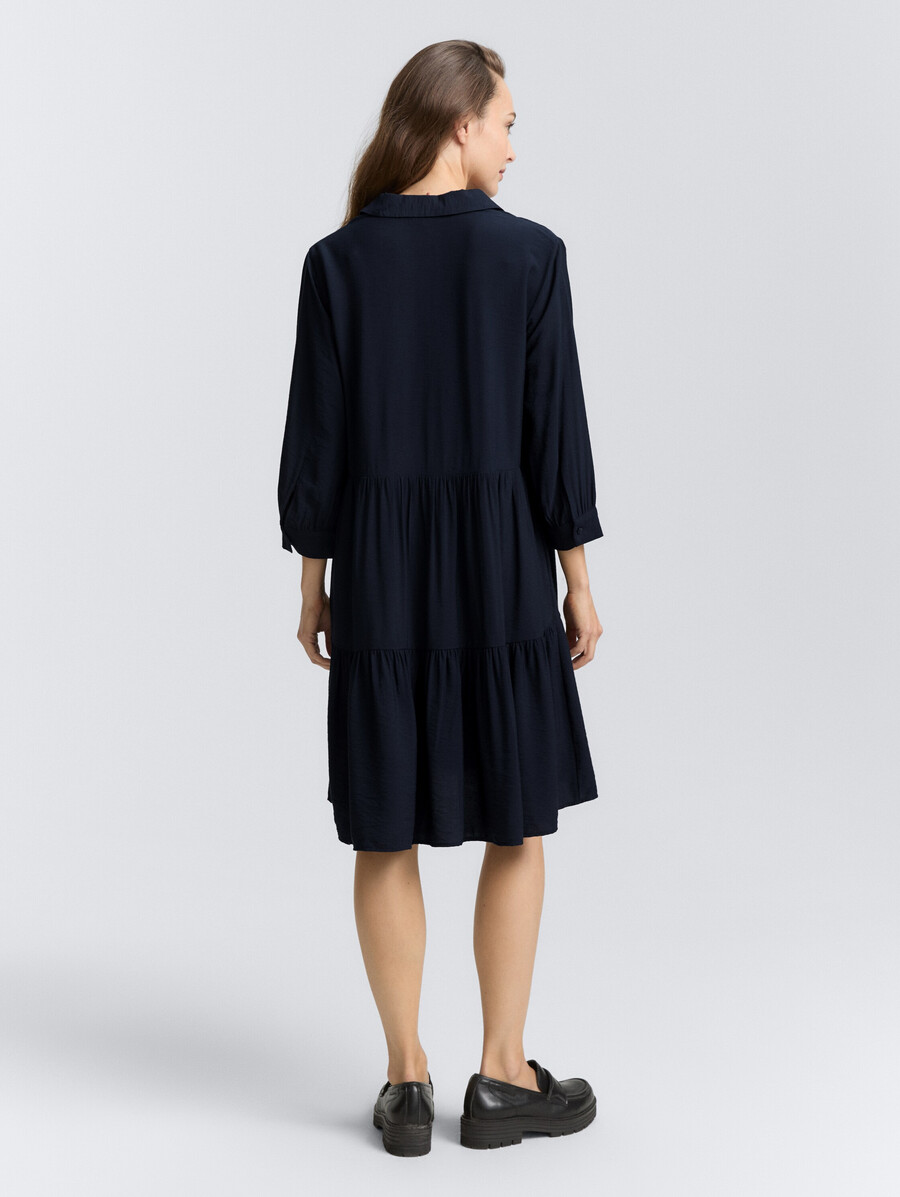 vestido arrugado con volantes