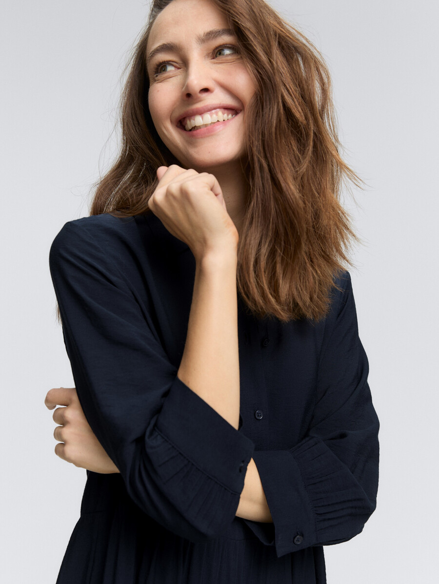 vestido arrugado con volantes