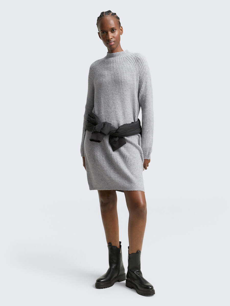 vestido de punto con cuello alto