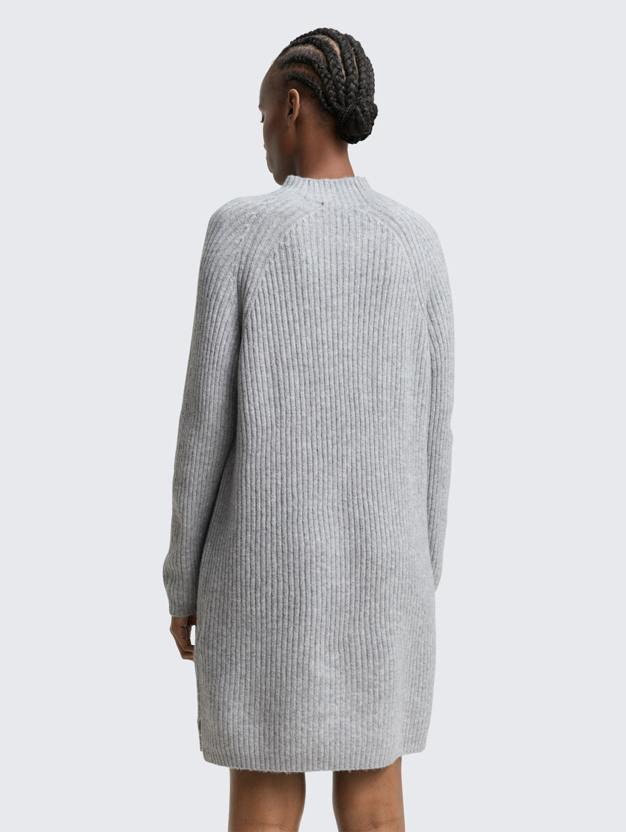 vestido de punto con cuello alto