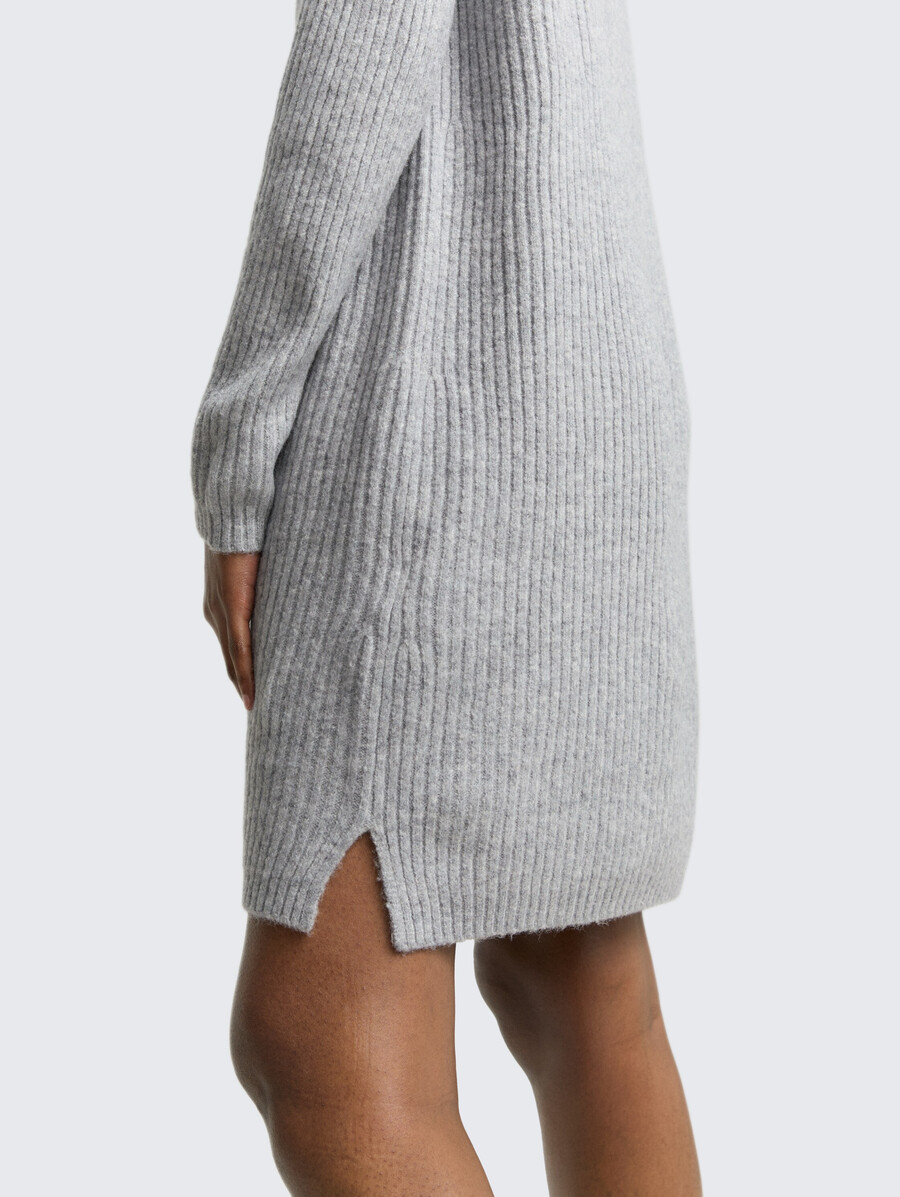 vestido de punto con cuello alto