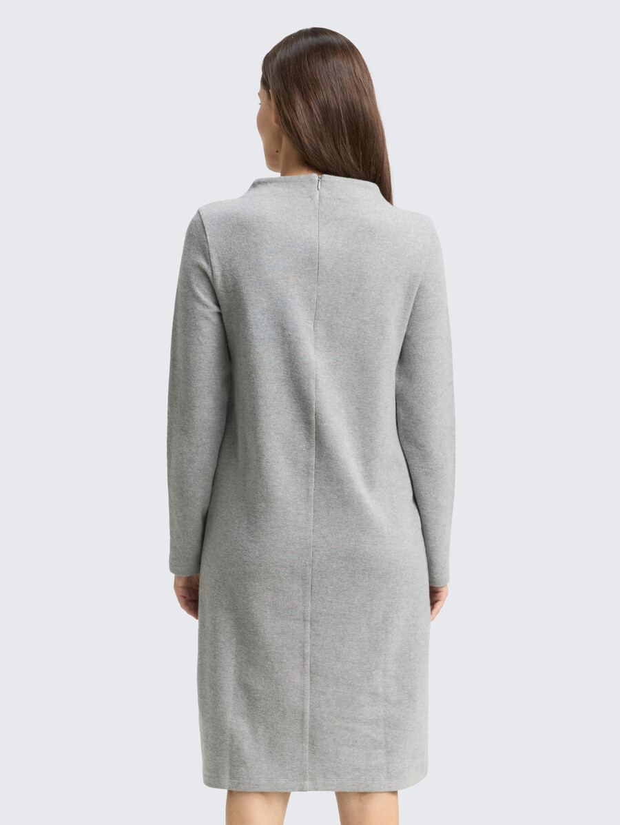vestido acogedor con cuello alto