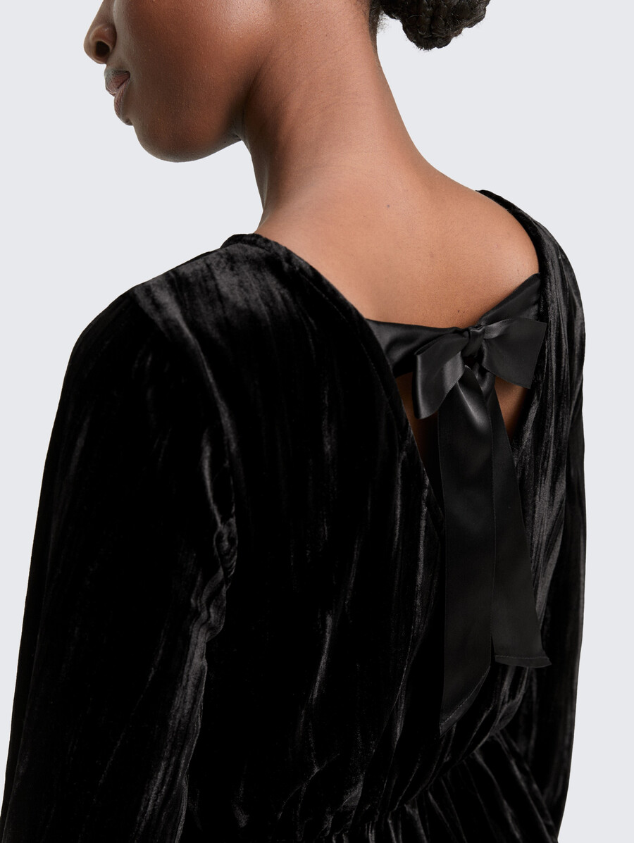 mini vestido de terciopelo con detalle de lazo