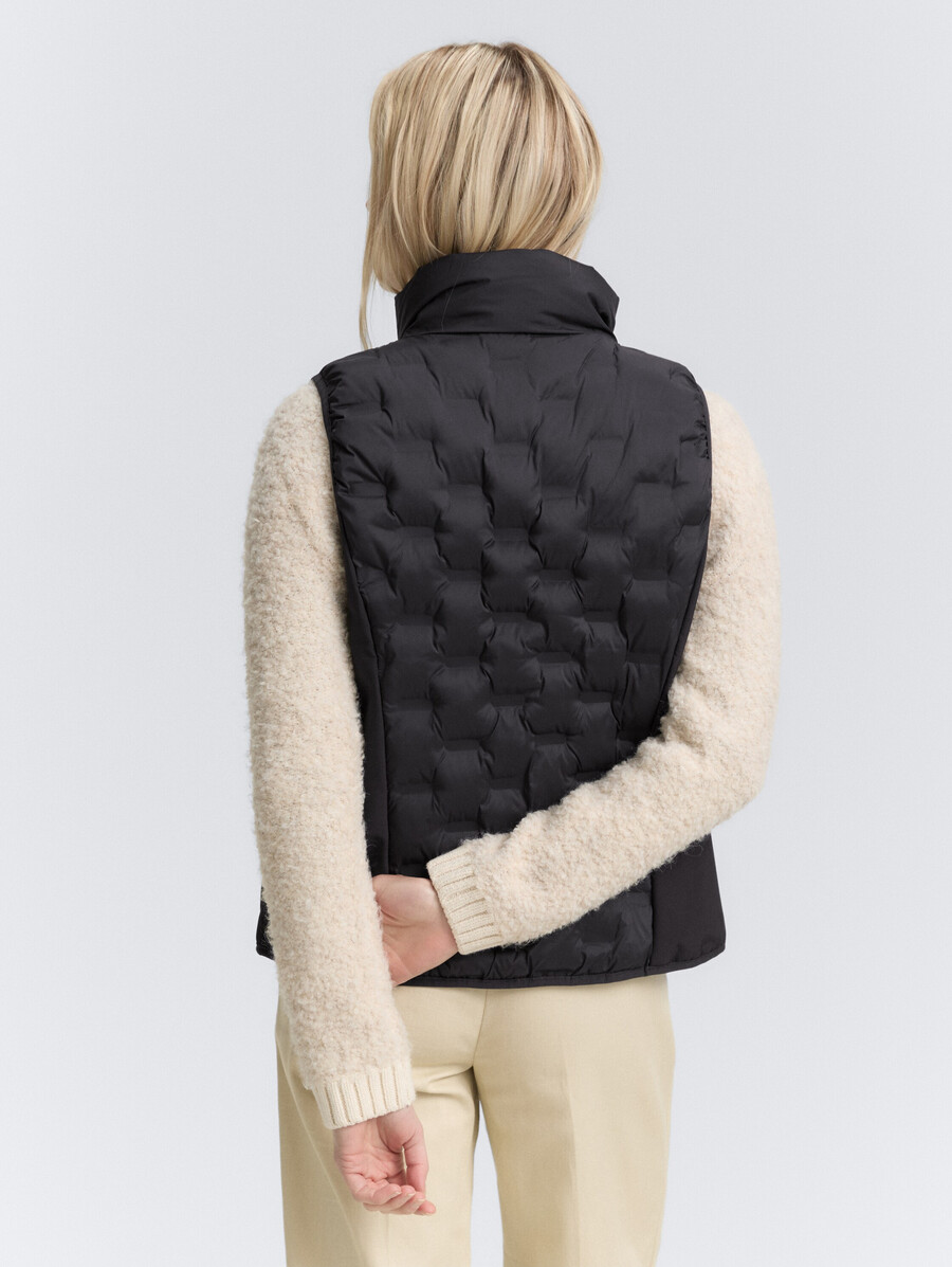 chaleco acolchado ligero con cuello alto