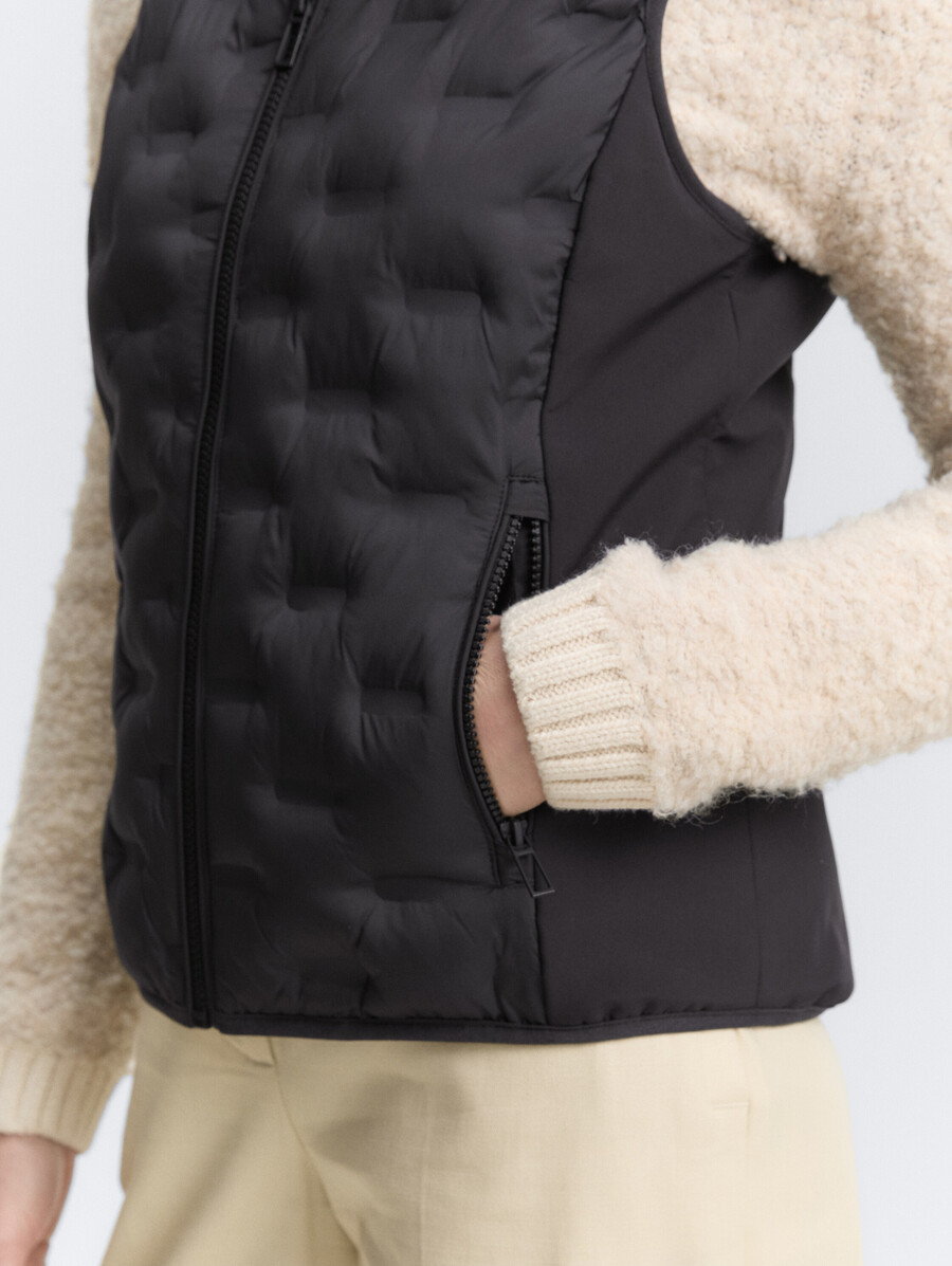 chaleco acolchado ligero con cuello alto