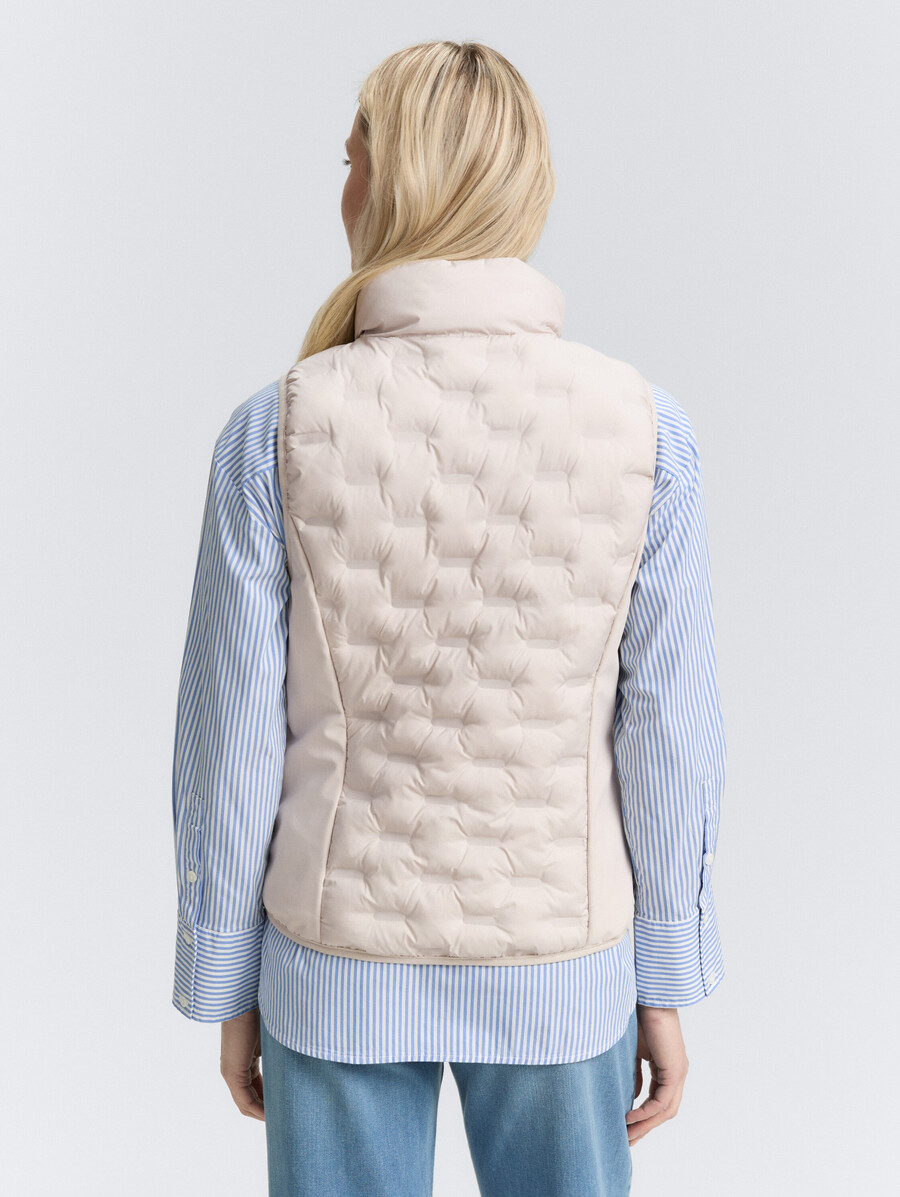 chaleco acolchado ligero con cuello alto