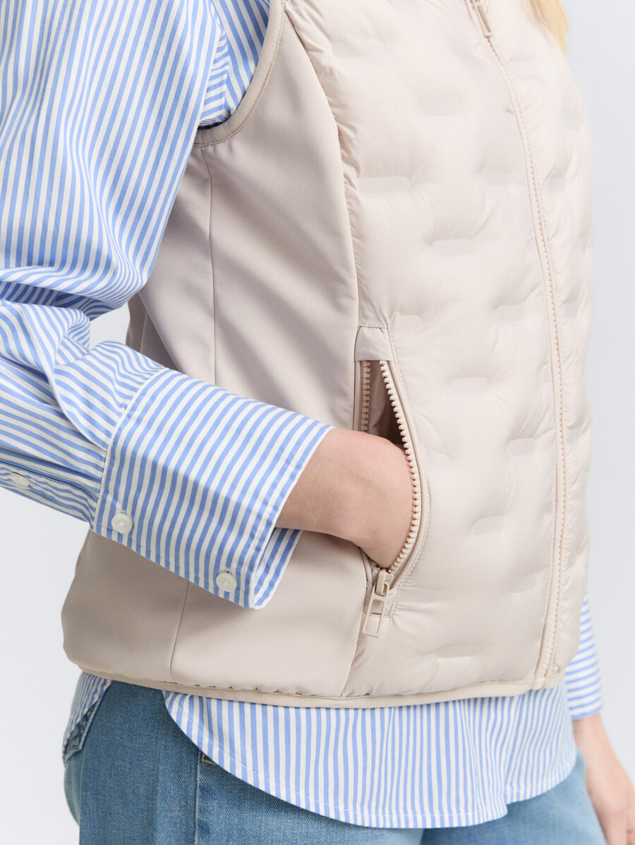 chaleco acolchado ligero con cuello alto