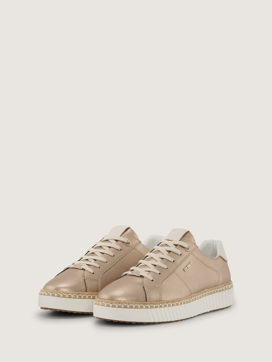 zapatillas deportivas fabricadas en piel sintética de alta calidad.