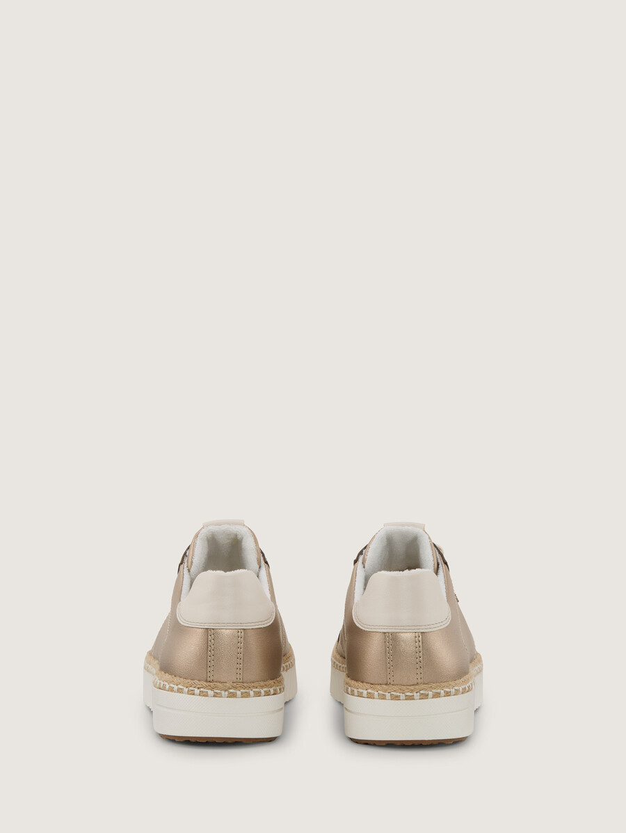 zapatillas deportivas fabricadas en piel sintética de alta calidad.