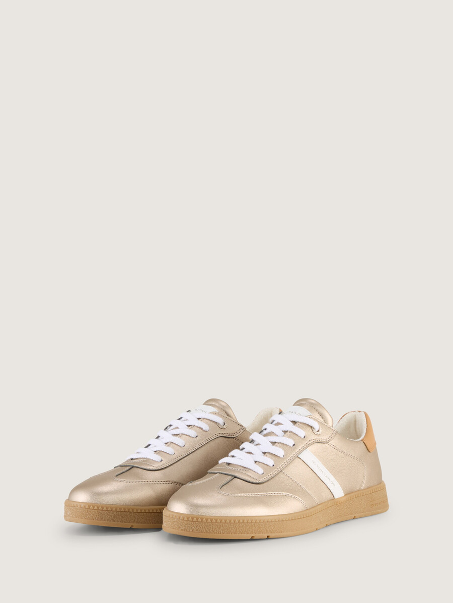 zapatillas deportivas fabricadas en piel sintética de alta calidad.