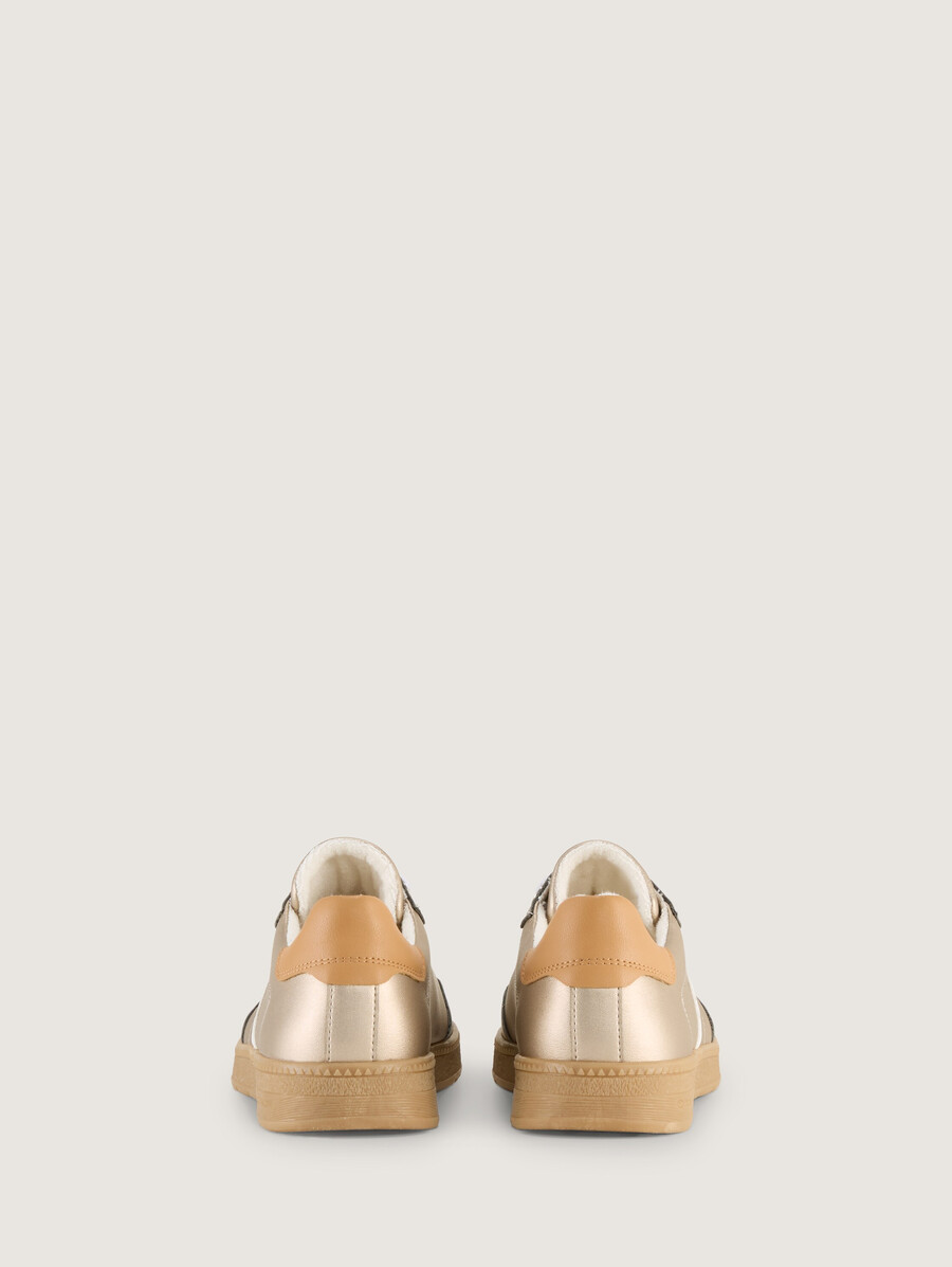 zapatillas deportivas fabricadas en piel sintética de alta calidad.