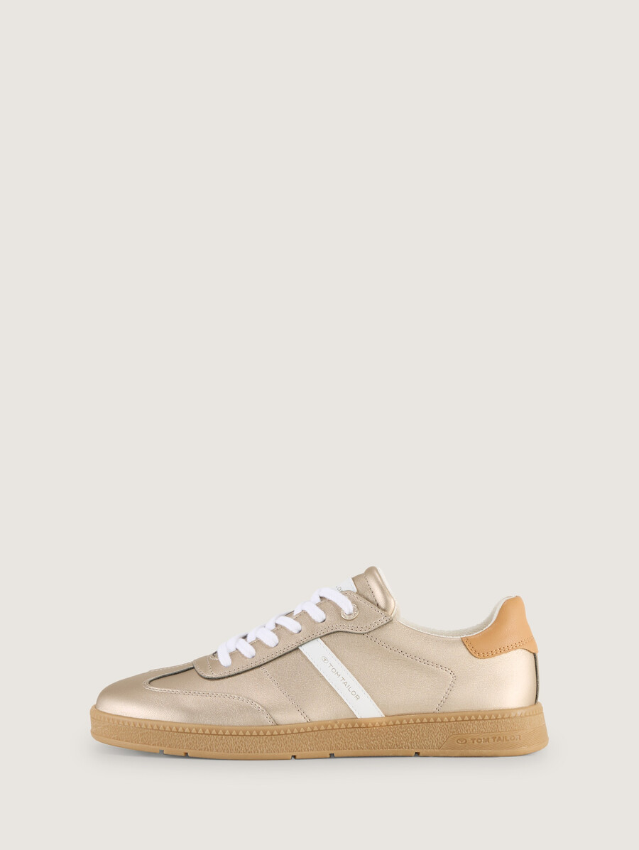 zapatillas deportivas fabricadas en piel sintética de alta calidad.