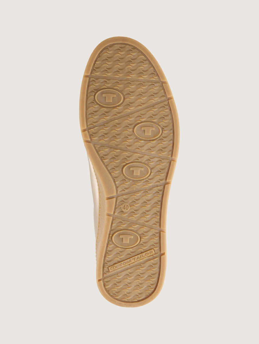zapatillas deportivas fabricadas en piel sintética de alta calidad.