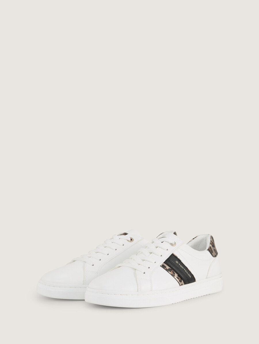zapatillas con detalles brillantes