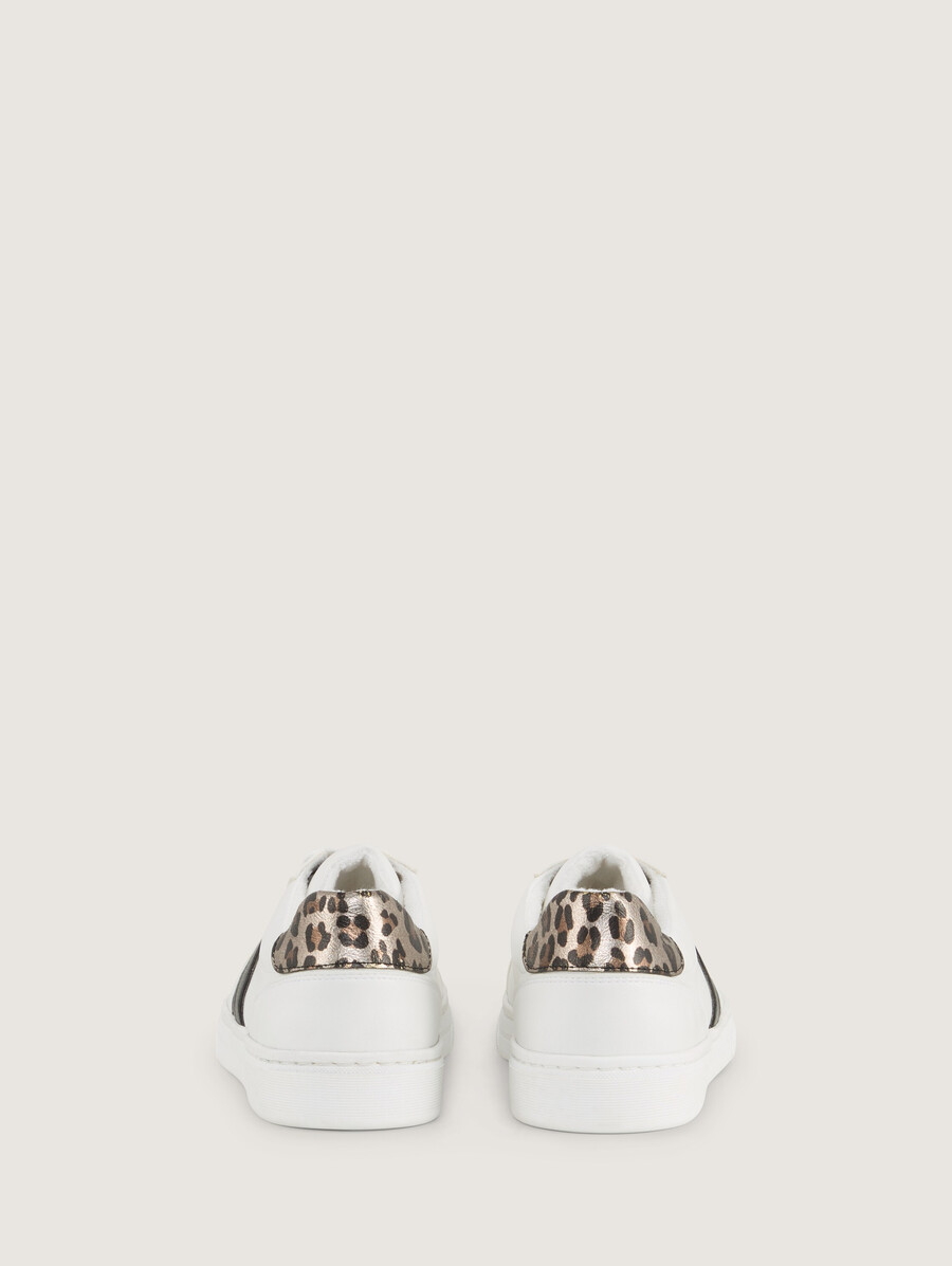 zapatillas con detalles brillantes