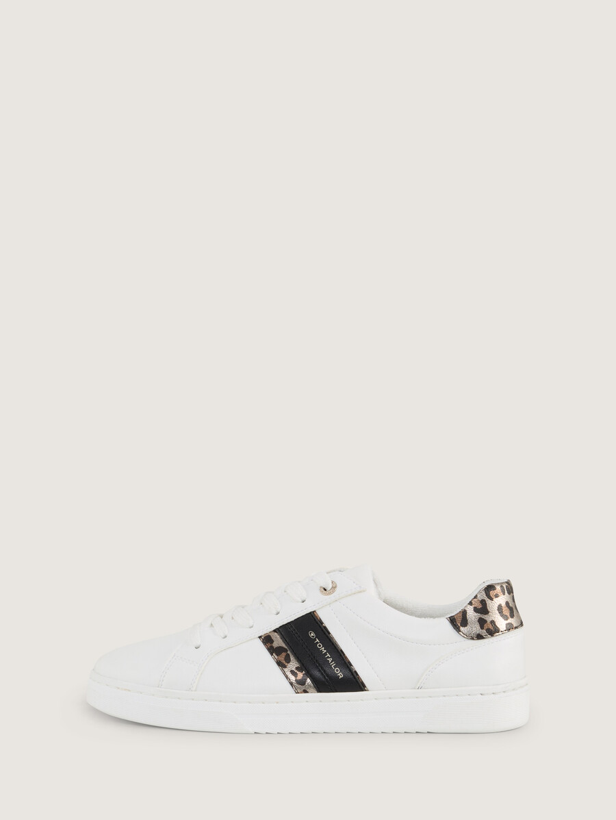 zapatillas con detalles brillantes