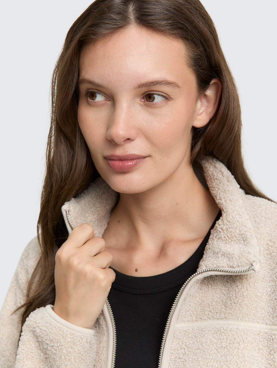 chaqueta deportiva de peluche con cuello alto