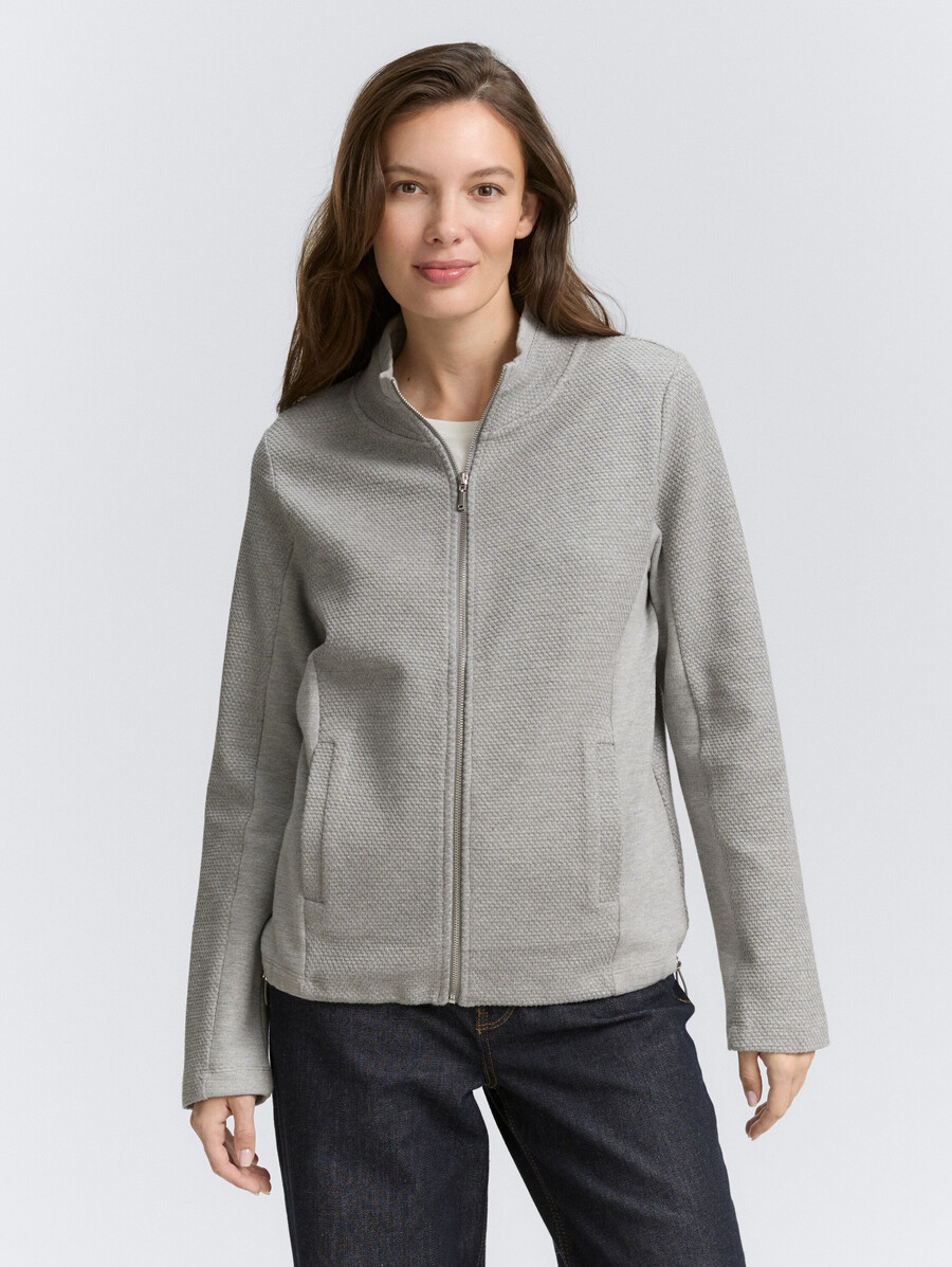 chaqueta deportiva con cuello alto