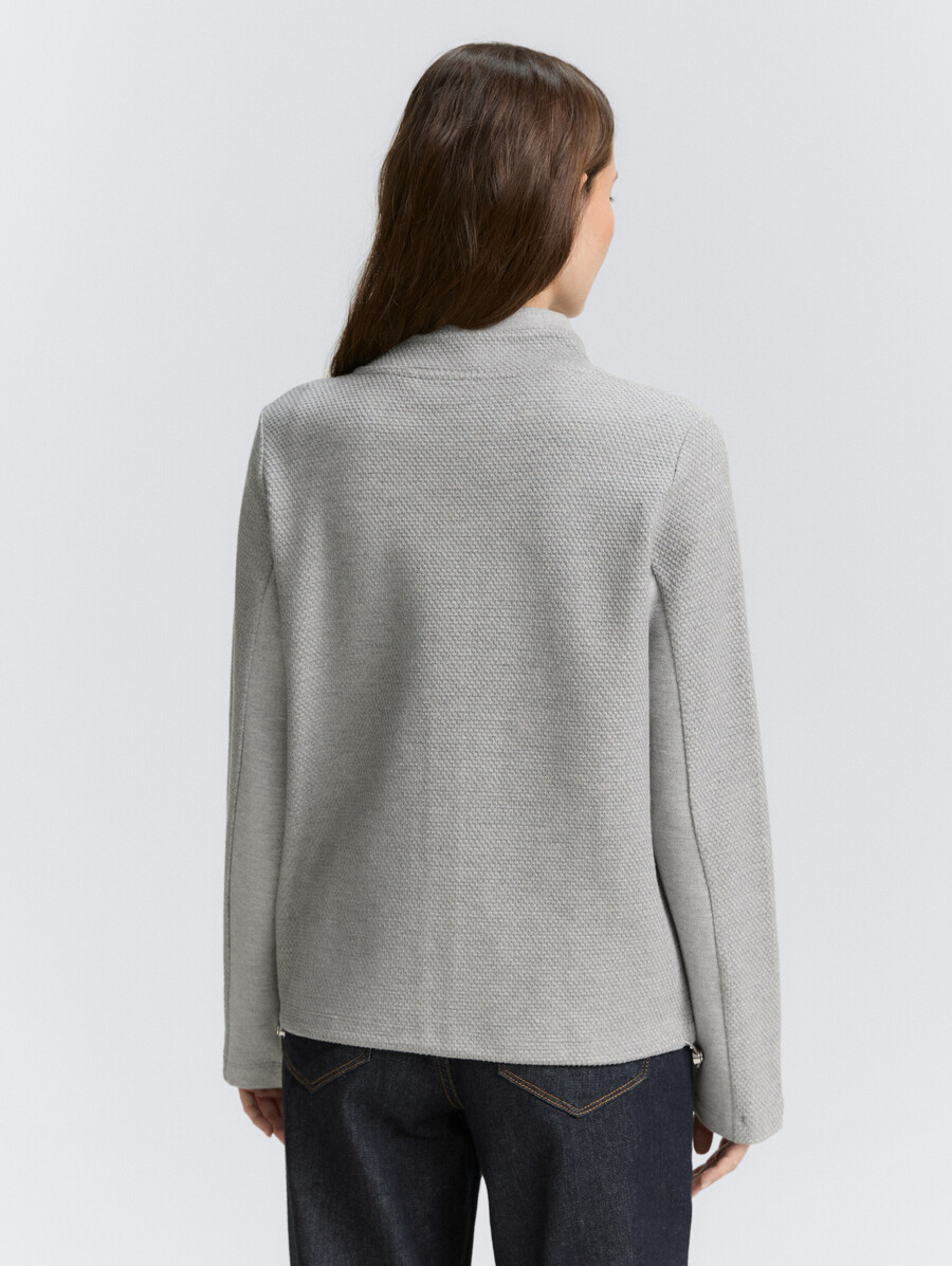 chaqueta deportiva con cuello alto