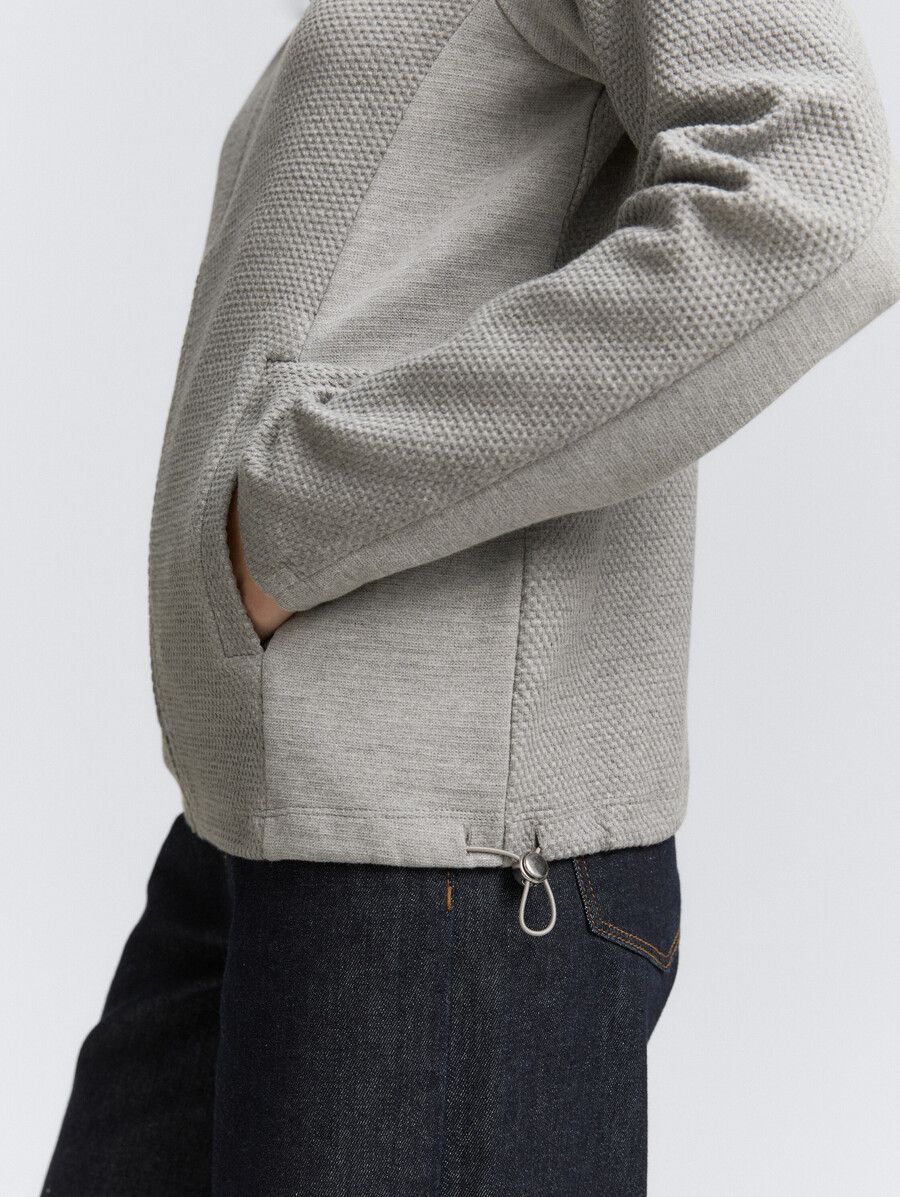 chaqueta deportiva con cuello alto