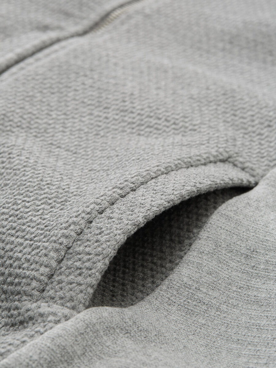 chaqueta deportiva con cuello alto