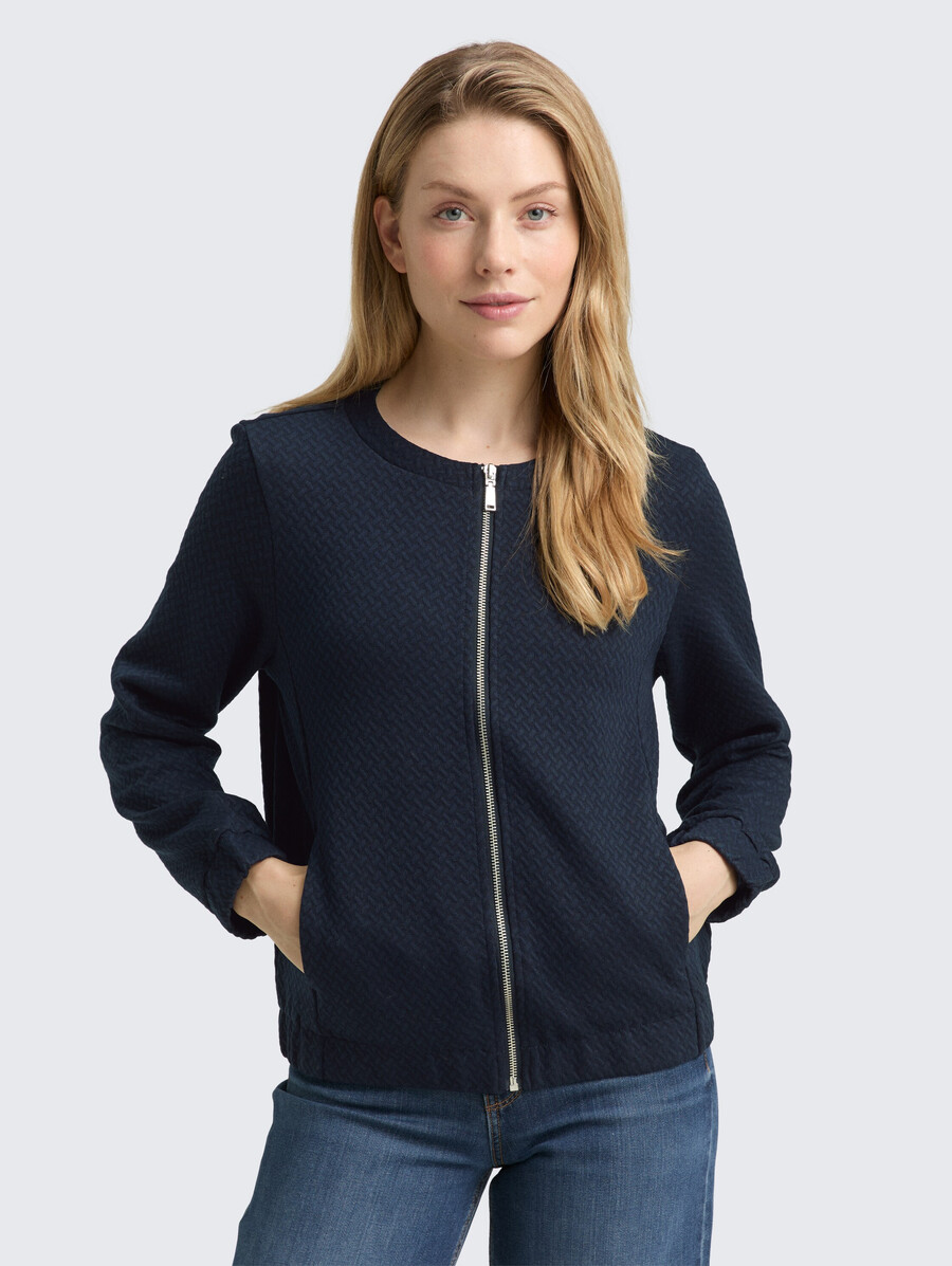 chaqueta deportiva con bolsillos abiertos