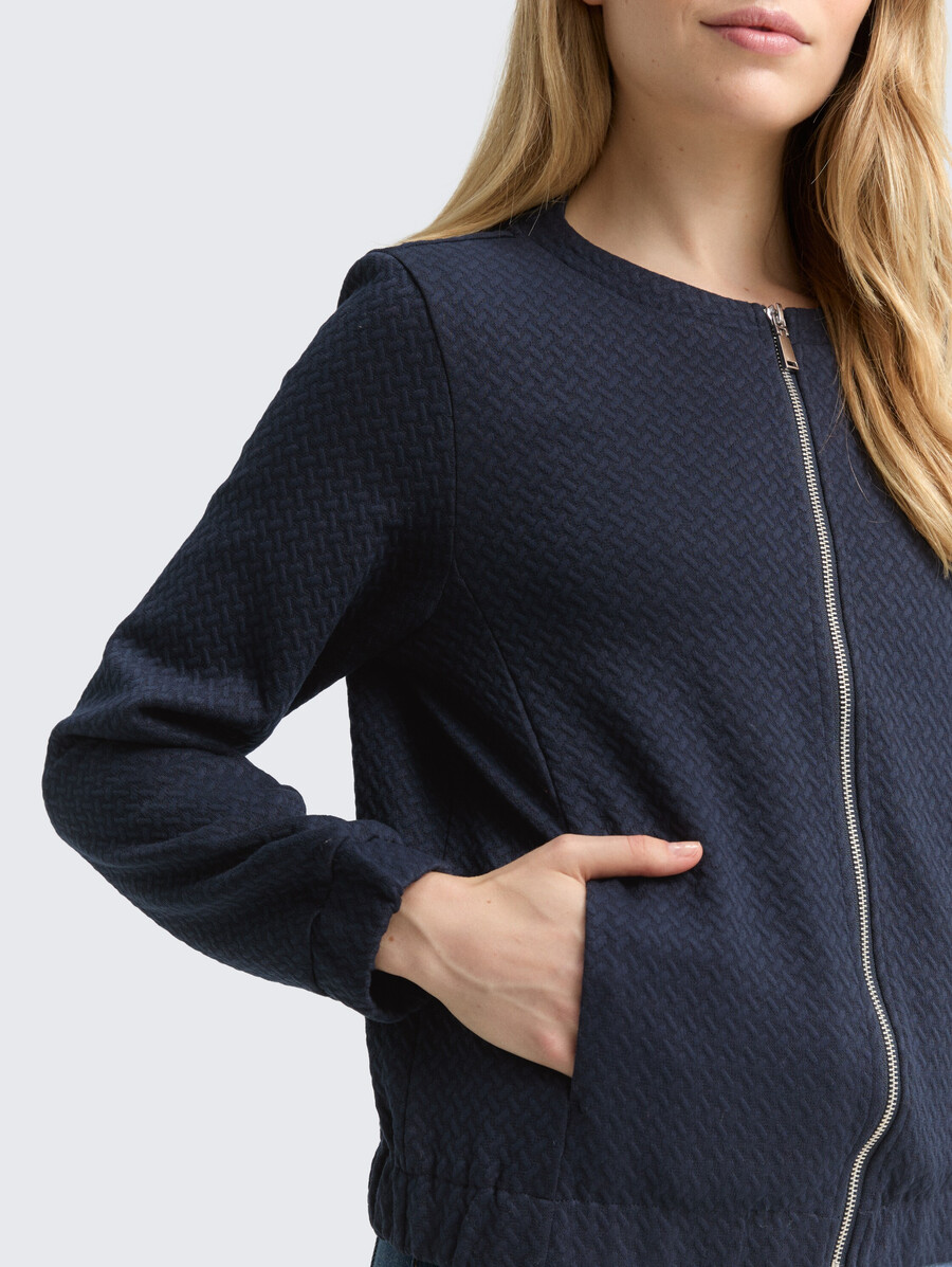 chaqueta deportiva con bolsillos abiertos